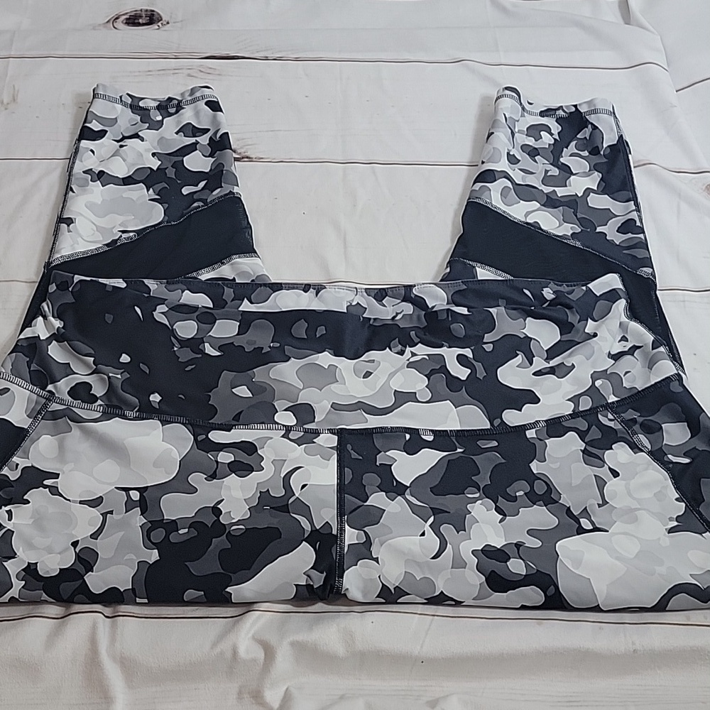 Xersion High Rise 7/8 Ankel Leggings size 3X Black and Gray Camo Style Design